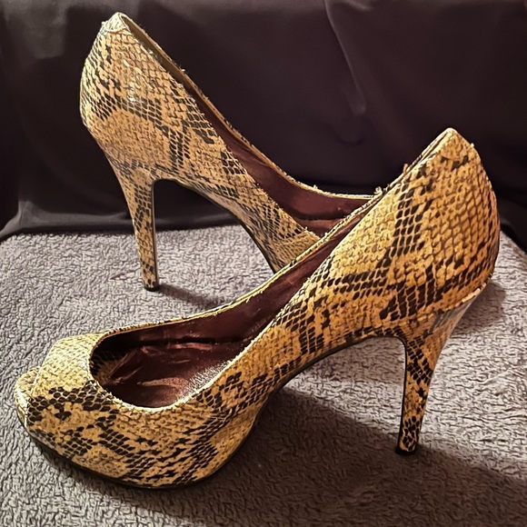 Steve Madden size 9 peep toe snake skin heels - Picture 6 of 7